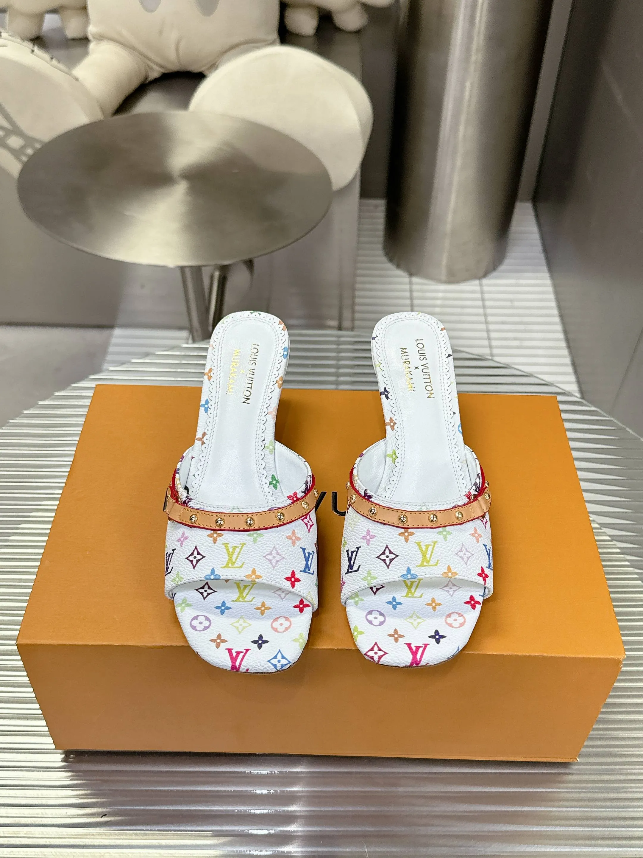 👟👟Ex-factory price 480👟👟 Cat heels 5.5Cmm [Genuine leather outsole] 𝐋𝐨𝐮𝐢𝐬 𝐕𝐮𝐢𝐭𝐭𝐨𝐧 24S spring and summer new denim denim cat heels series Lv presbyopia becomes more and more attractive the more you look at it Adding denim adds a bit more playfulness. It looks great when paired with shorts, short skirts and wide-leg trousers in summer. Kitten heels also have a certain height. A must-have for sisters in summer. Sizes 35-42